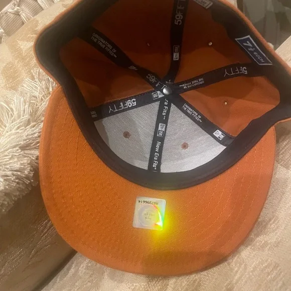 New Era Texas Longhorns Hat
7 1/2 old school practically New
this is a Classic - Picture 4 of 4